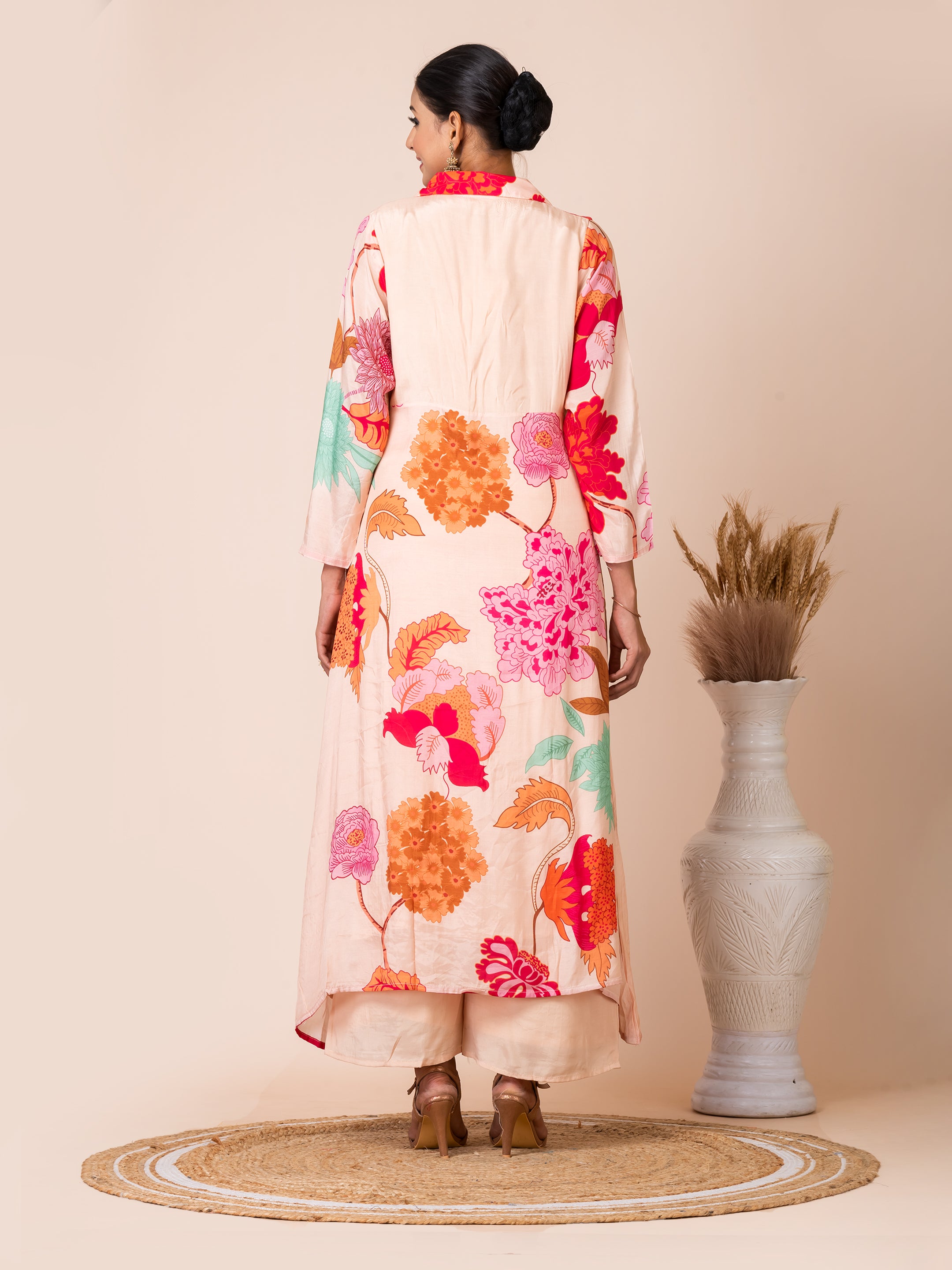 Off-White Floral Muslin Kurta Set with Elegant Handwork by Sarso Sarso