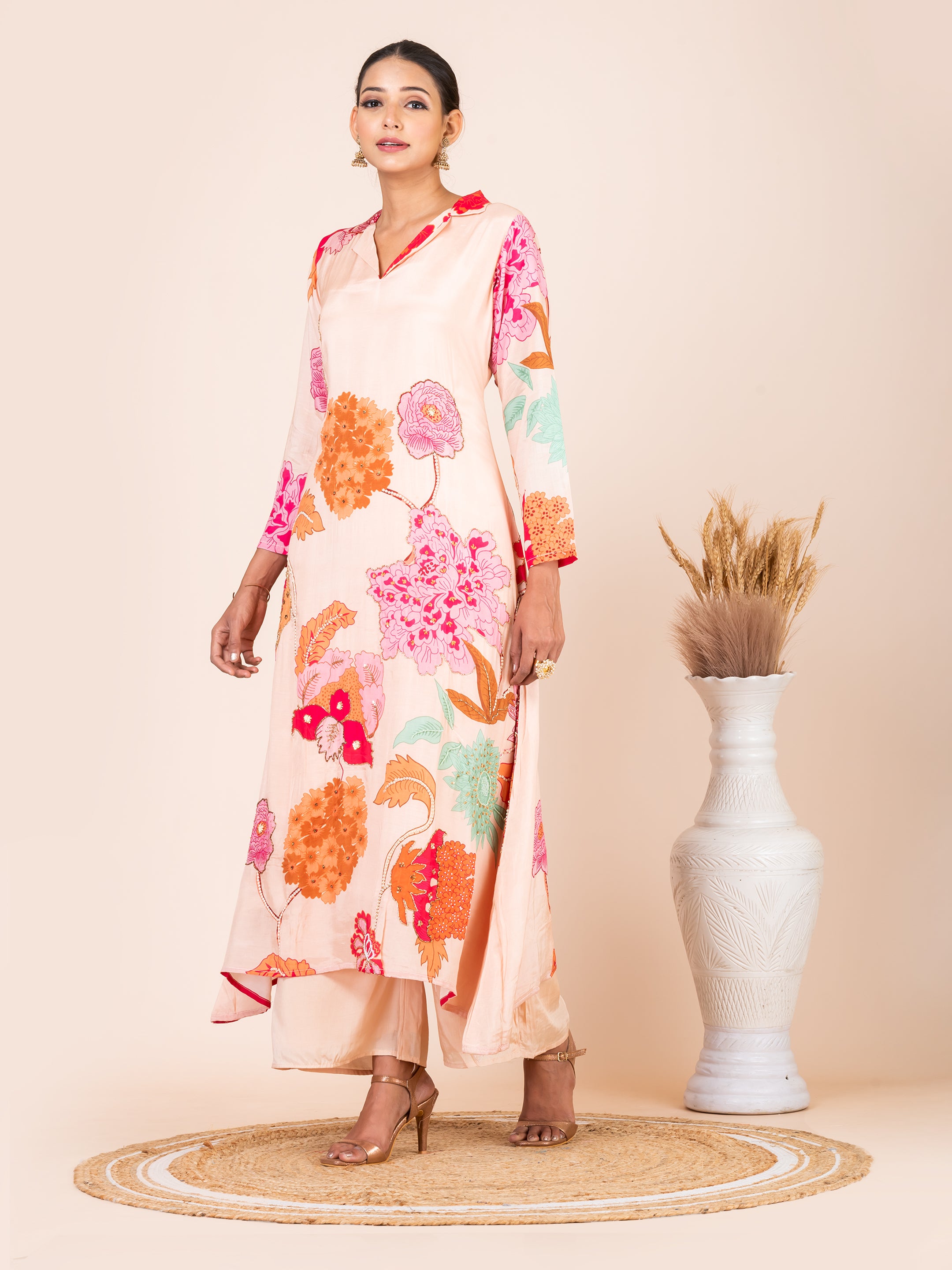 Off-White Floral Muslin Kurta Set with Elegant Handwork by Sarso Sarso