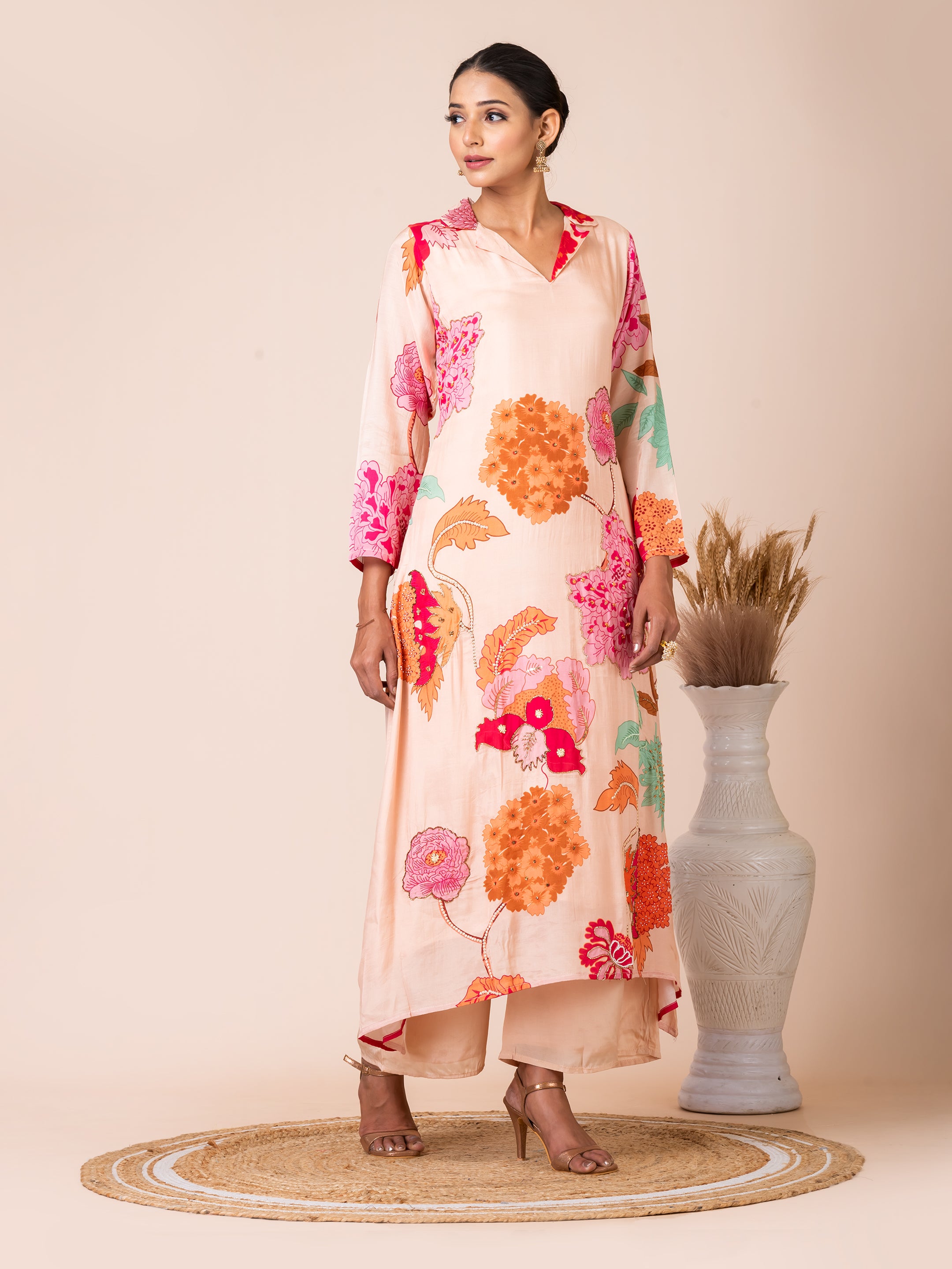 Off-White Floral Muslin Kurta Set with Elegant Handwork by Sarso Sarso