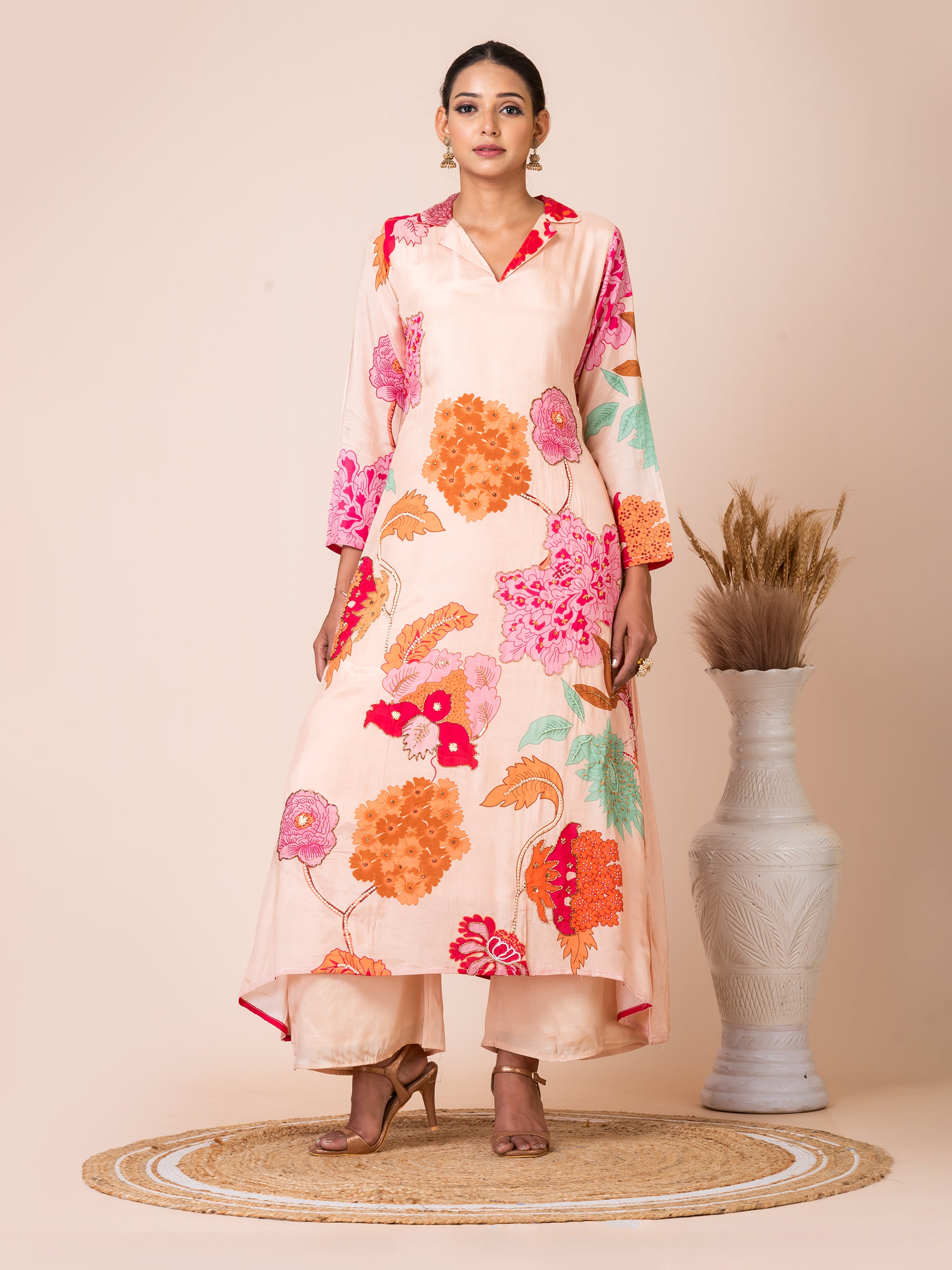 Off-White Floral Muslin Kurta Set with Elegant Handwork by Sarso Sarso