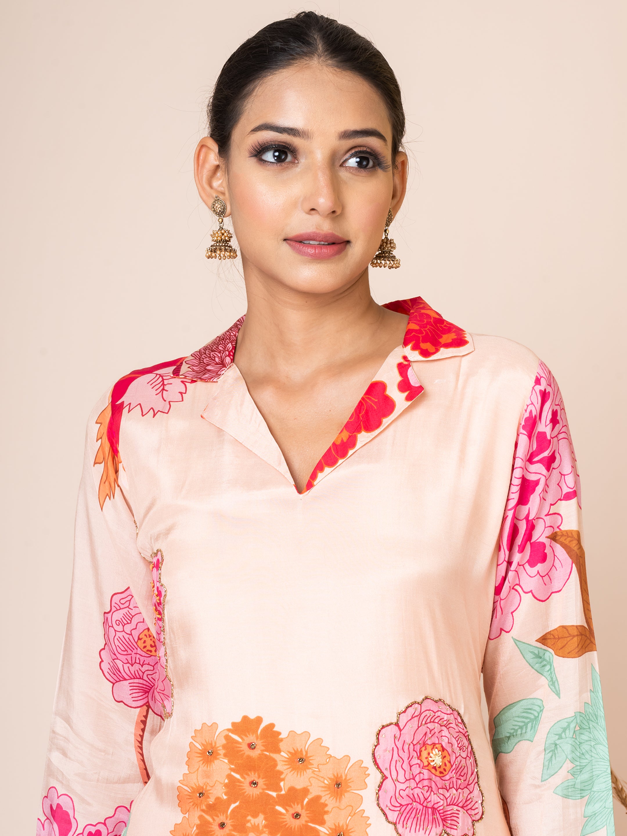 Off-White Floral Muslin Kurta Set with Elegant Handwork by Sarso Sarso